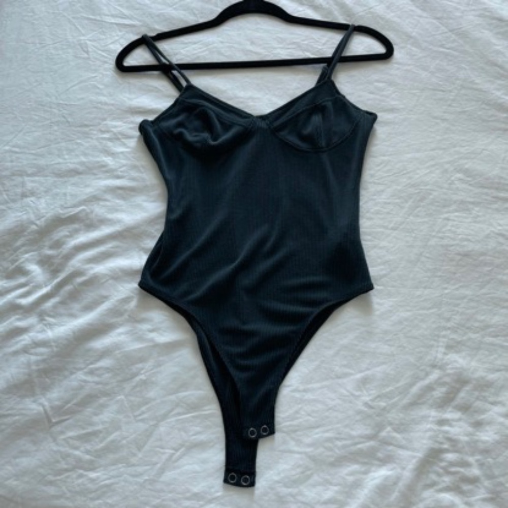🦋 Forever21 Black Ribbed Bodysuit